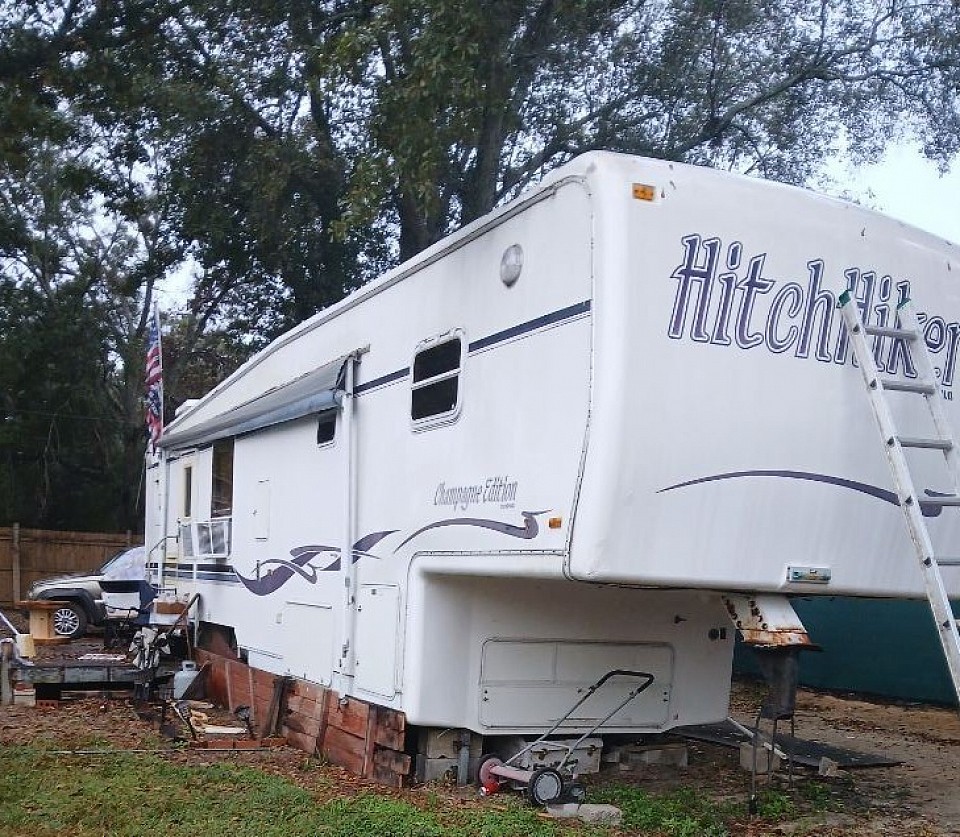 The Nose of the Camper. Here you can clearly see the camper logo